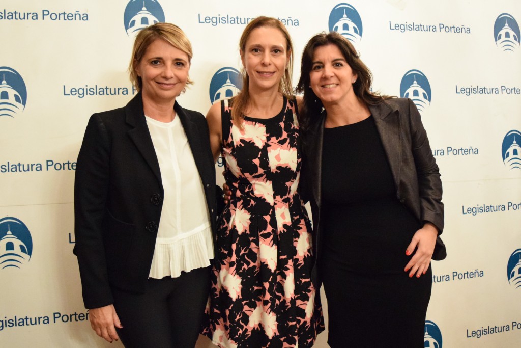 Silvina Nápoli, Laura Perugini y Romina Tesone en la Legislatura Porteña